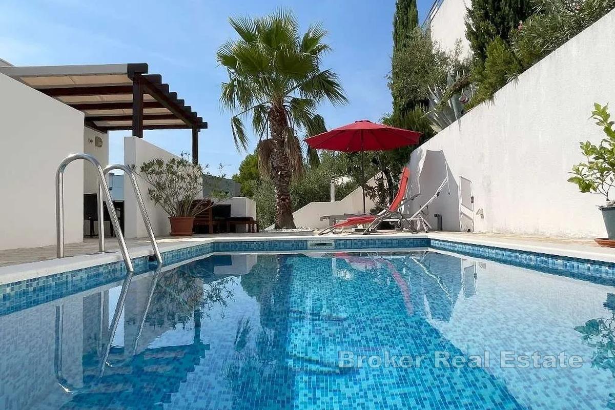 Due appartamenti con piscina e splendida vista mare