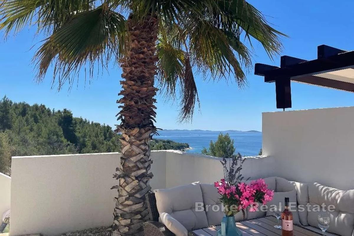 Due appartamenti con piscina e splendida vista mare