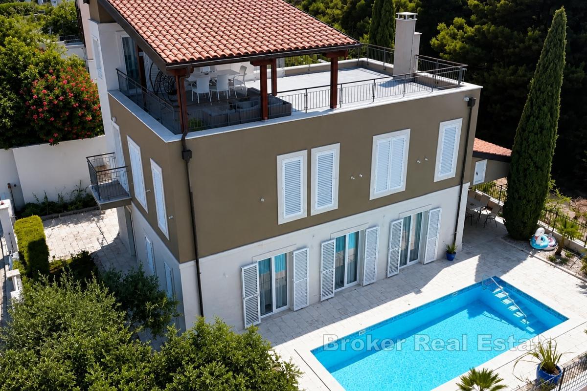 Moderní vila s bazénem a výhledem na moře