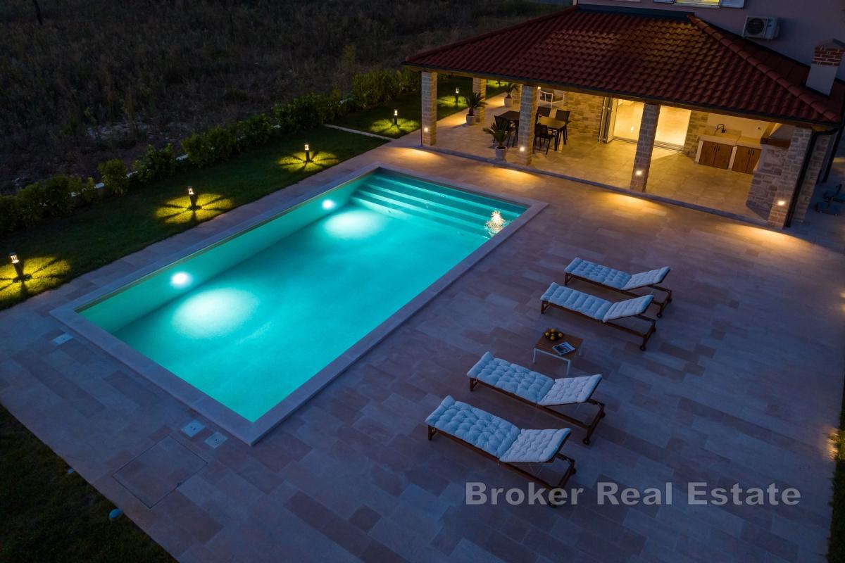 Modernt hus med pool och parkering