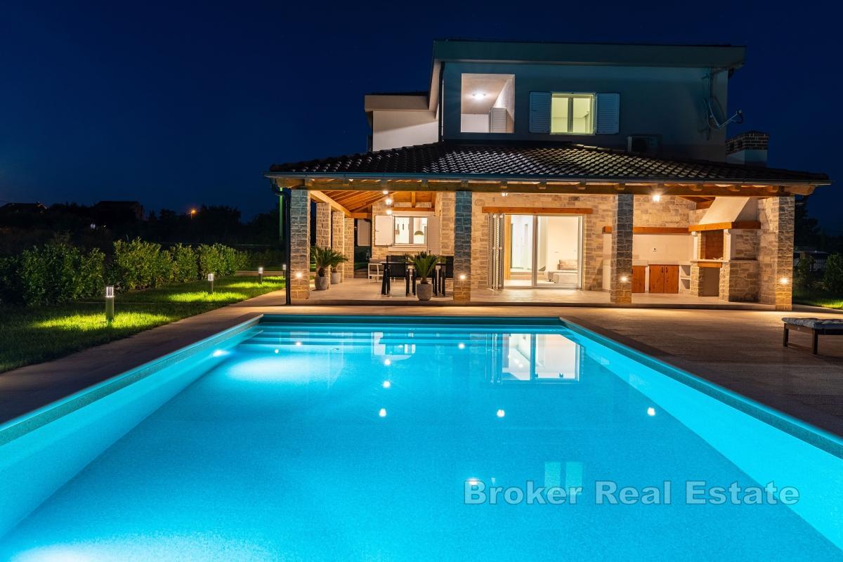 Modernt hus med pool och parkering