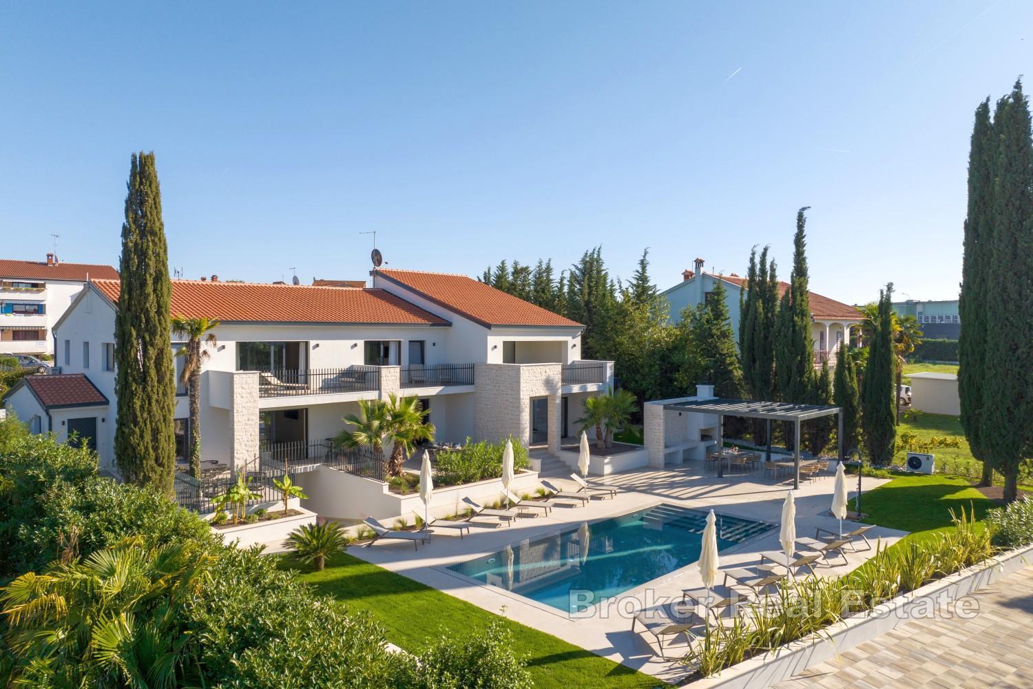 Ampia villa con tre unità abitative, piscina e vista mare