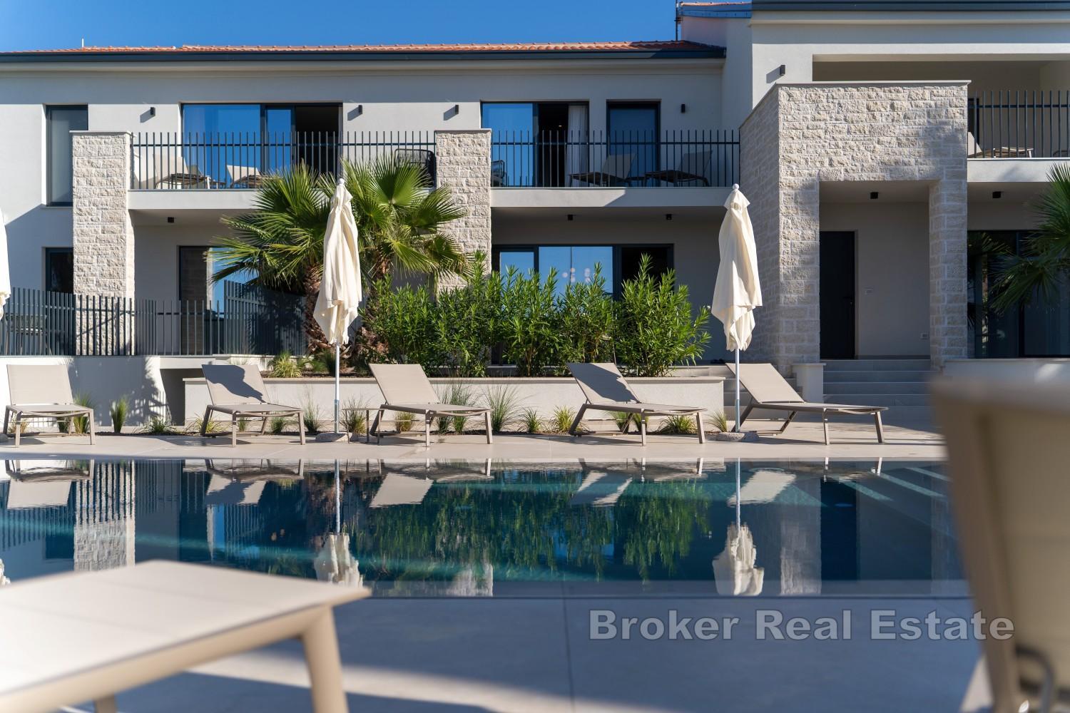 Ampia villa con tre unità abitative, piscina e vista mare