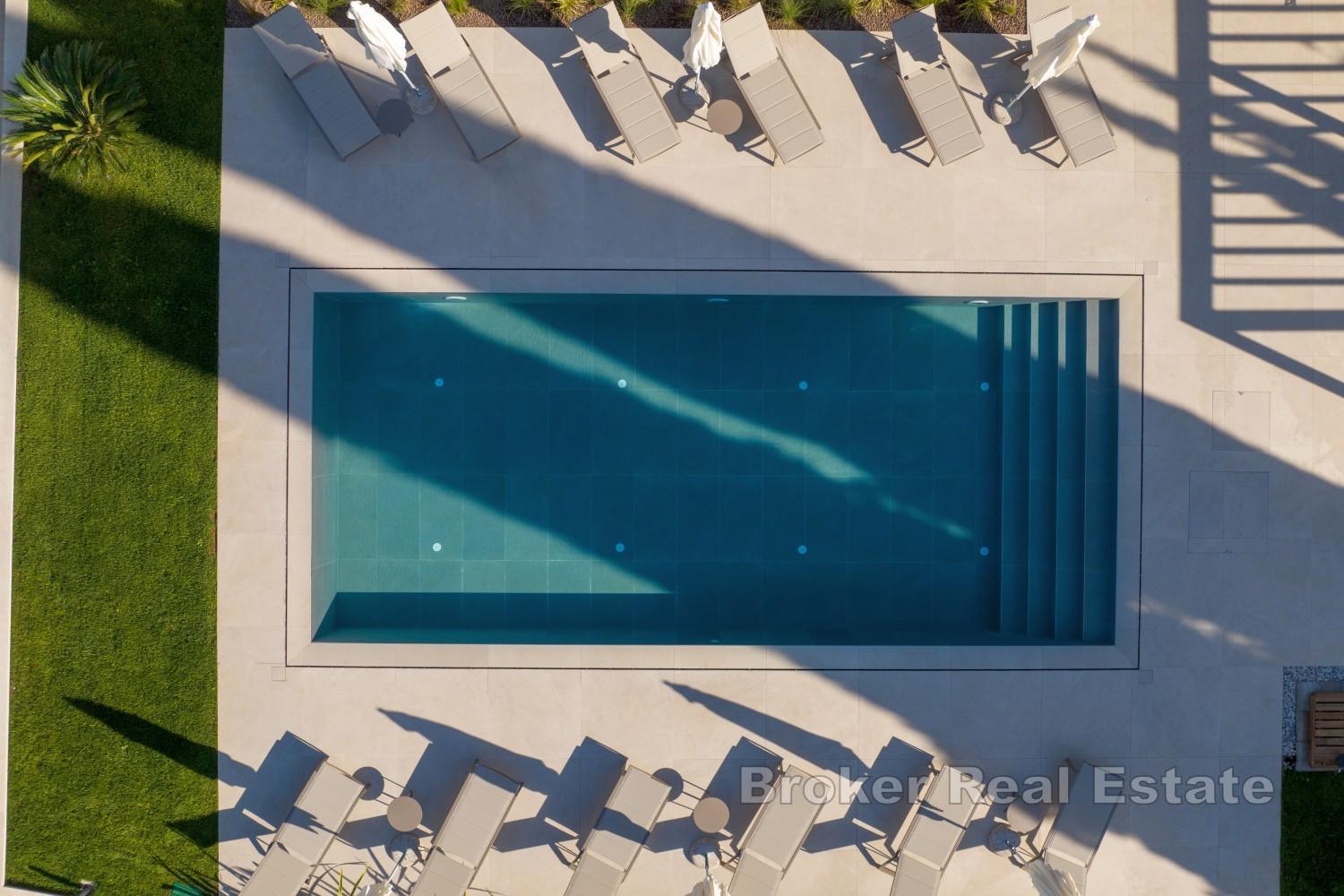 Ampia villa con tre unità abitative, piscina e vista mare