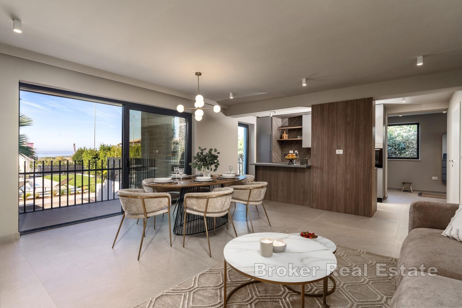 Ampia villa con tre unità abitative, piscina e vista mare