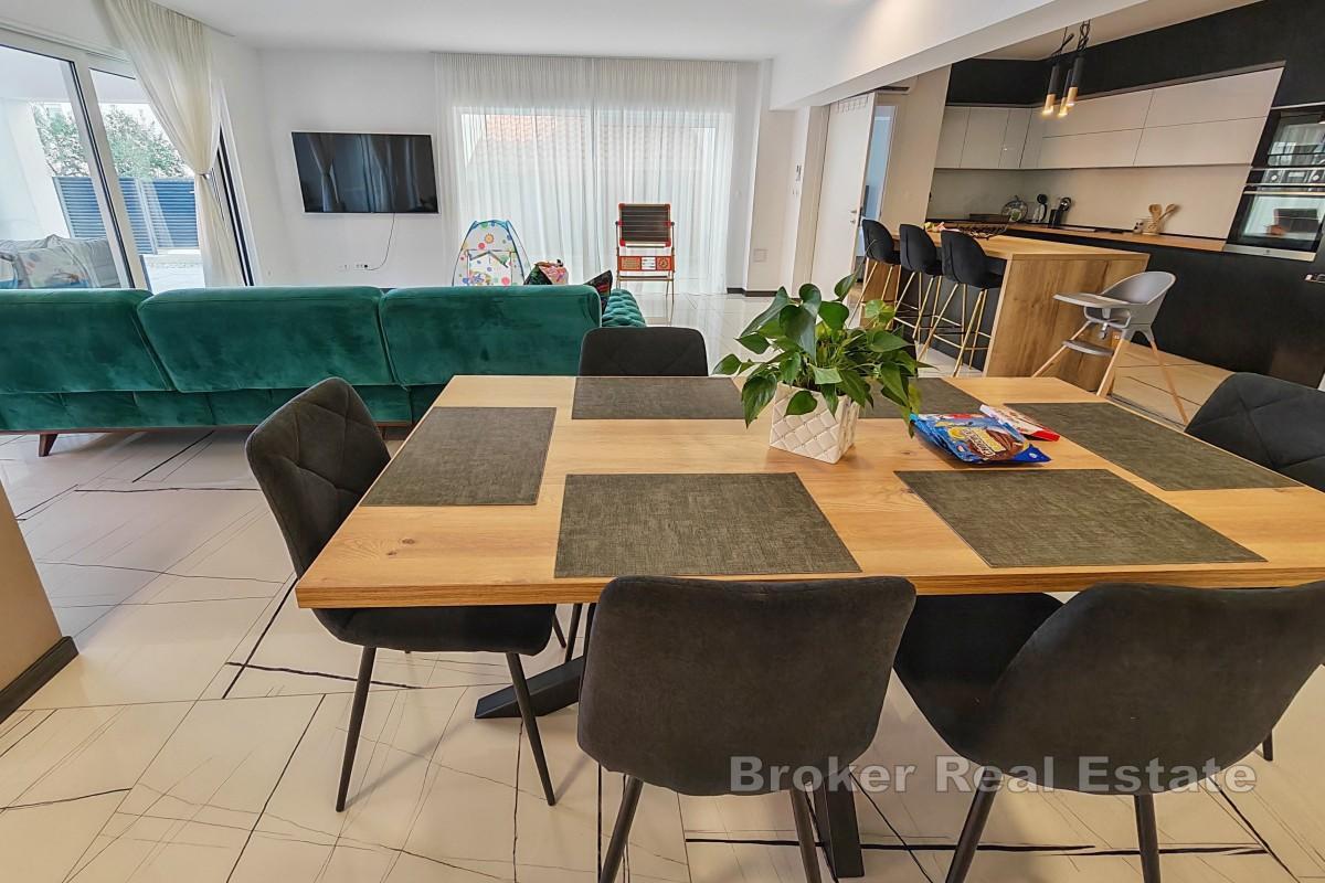 Przestronny apartament z trzema sypialniami z prywatnym podwórkiem i miejscem parkingowym