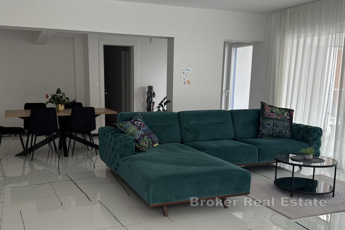Przestronny apartament z trzema sypialniami z prywatnym podwórkiem i miejscem parkingowym