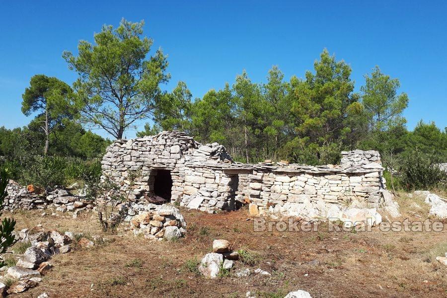 Ackerland mit einem Steinhaus zur Renovierung