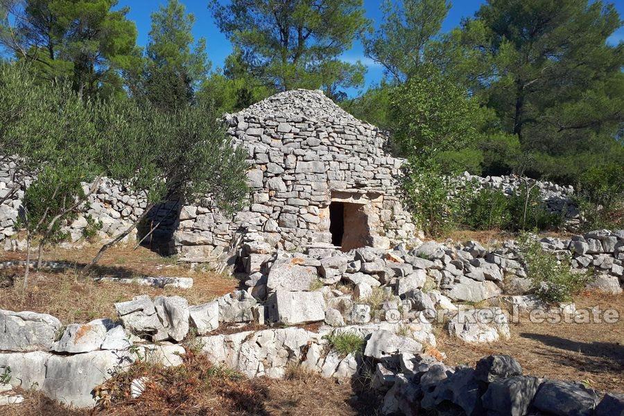 Ackerland mit einem Steinhaus zur Renovierung