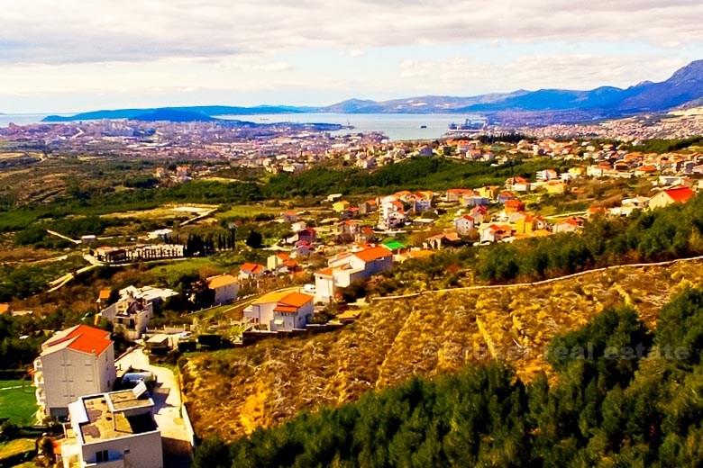 Grande appezzamento terreno edificabile con vista sul mare, per la vendita