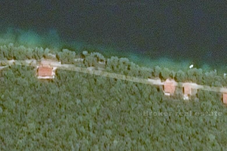 Due terreni edificabili nella prima fila al mare, in vendita