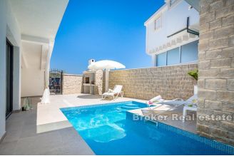 20 2022 191 Sevid villa waterfront for sale