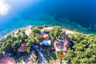 15 2013 68 Brac house seafront for sale