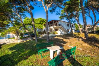 15 2013 68 Brac house seafront for sale