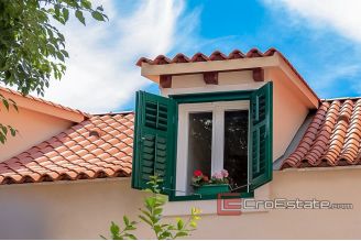 19 2018 118 Split stone house for sale
