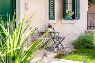 19 2018 118 Split stone house for sale