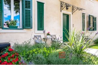 19 2018 118 Split stone house for sale