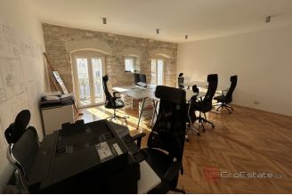 009 2024 44 Split center Three storey apartment in center for sale