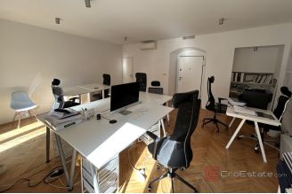 009 2024 44 Split center Three storey apartment in center for sale