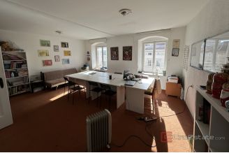 009 2024 44 Split center Three storey apartment in center for sale