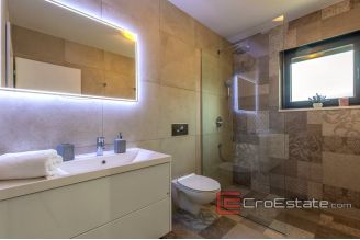 020 2022 197 Omis villa swimming pool for sale