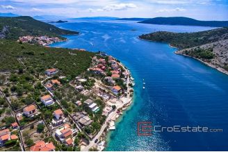 07 2021 190 Trogir area house sea front for sale