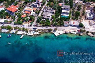 07 2021 190 Trogir area house sea front for sale