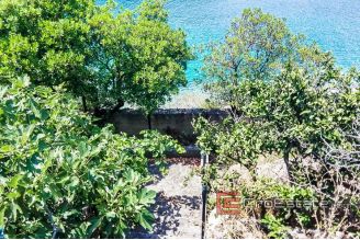 07 2021 190 Trogir area house sea front for sale