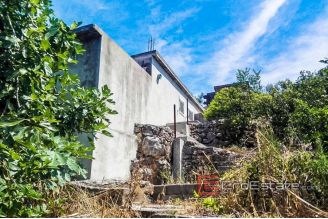 07 2021 190 Trogir area house sea front for sale