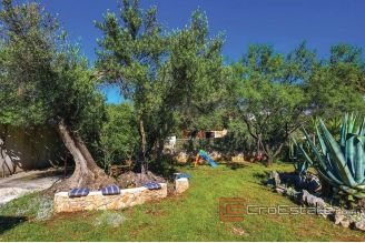 015 2021 228 near rogoznica holiday house for sale