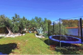 015 2021 228 near rogoznica holiday house for sale