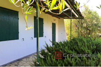 3649 30 rogoznica house first row 016