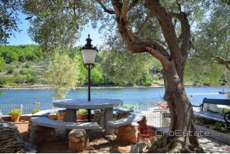 019 2021 220 near sibenik house by the sea for sale1