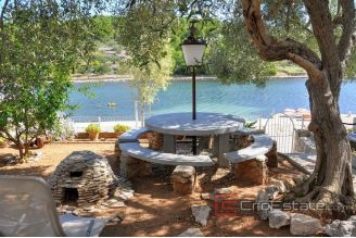 019 2021 220 near sibenik house by the sea for sale1