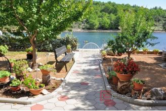 019 2021 220 near sibenik house by the sea for sale1