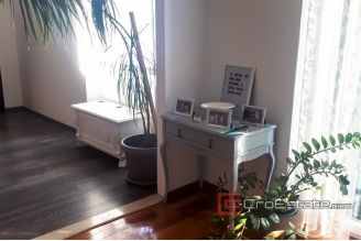 09 2025 06 Split apartment for sale