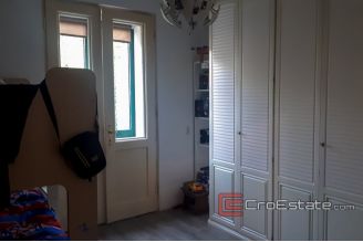 09 2025 06 Split apartment for sale