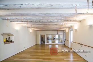 07 4979 30 Split apartment center for sale