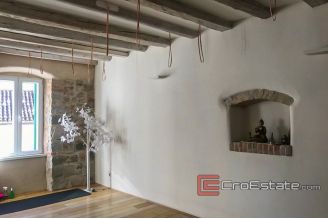 07 4979 30 Split apartment center for sale