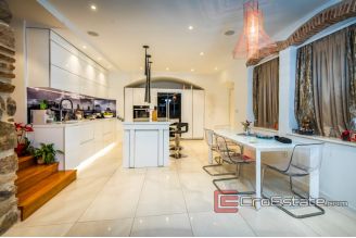 10 2026 49 Split apartment for sale