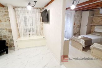 013 2018 142 split center traditional stone house for sale