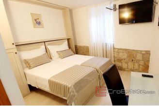 013 2018 142 split center traditional stone house for sale