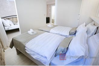 013 2018 142 split center traditional stone house for sale