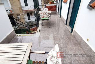 013 2018 142 split center traditional stone house for sale