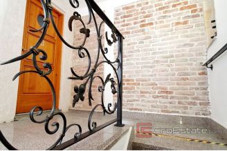013 2018 142 split center traditional stone house for sale