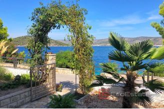 020 2022 221 near Rogoznica apartment house by the sea for sale