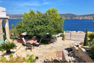 020 2022 221 near Rogoznica apartment house by the sea for sale