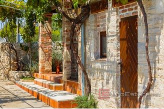 020 2021 235 trogir dalmatian estate for sale