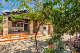 020 2021 235 trogir dalmatian estate for sale