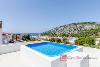 001 2022 220 near rogoznica modern villa with pool for sale